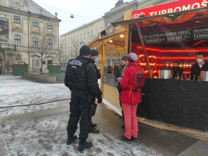 Nasaďte si roušky. Lidi v Brně kontrolují celou sobotu tři desítky strážníků 
