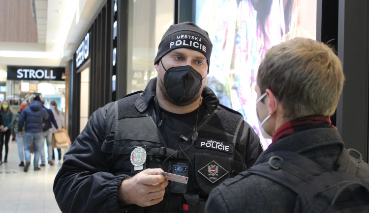 Nasaďte si roušky. Lidi v Brně kontrolují celou sobotu tři desítky strážníků 