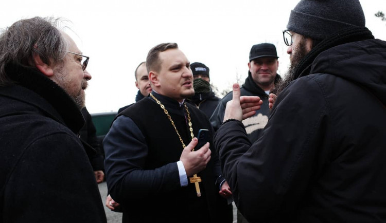 V Brně pokračují boje o pravoslavný chrám, věřící se střetli s ochrankou