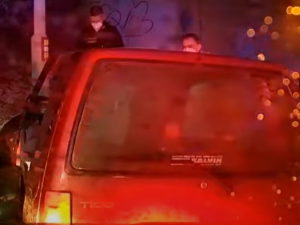 Muž v Brně ujížděl policistům. Po druhém nárazu ho z auta vystříhali hasiči
