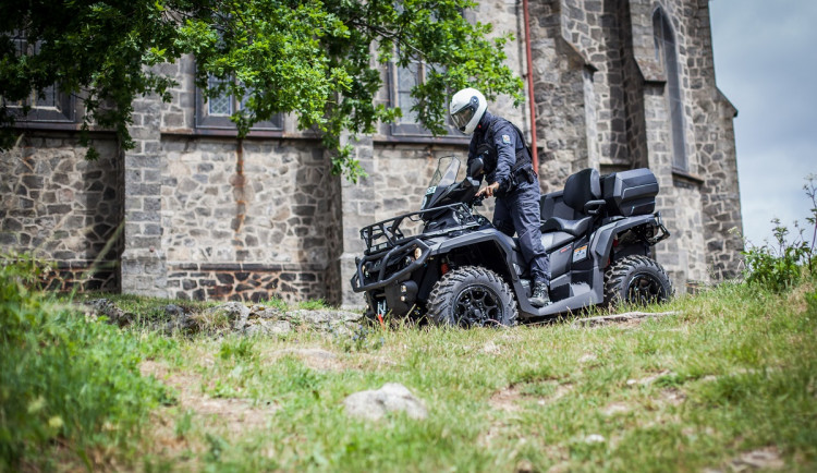 Díky práci u Policie získal obecní byt ve Zlatých Horách na Jesenicku. Mám výbornou a stabilní práci v krásném prostředí hor, říká mladý policista Radek Hlavsa