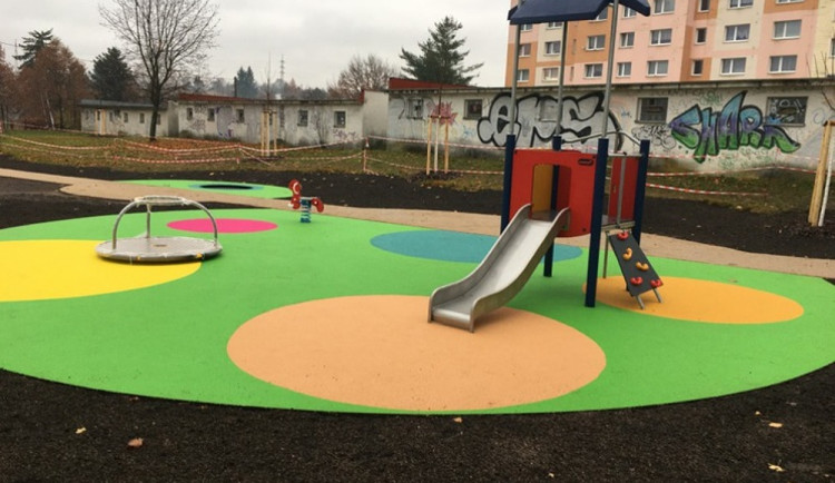 Na sídlišti ve Vesci vzniklo nové dětské hřiště. Nahradilo pískový plácek