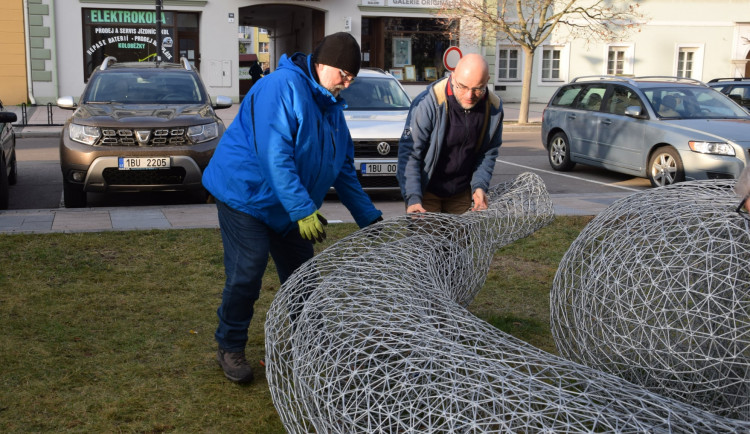 Instalace Mandarinka a banán opouští Hodonín.