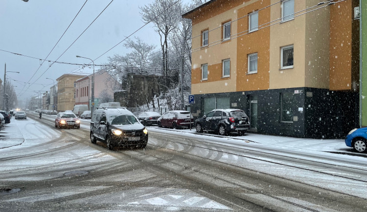 Sněhová nadílka komplikuje dopravu na jižní Moravě. Spoje nabírají i hodinová zpoždění