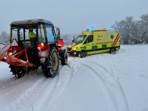 Sníh uvěznil sanitku na Brněnsku na výjezdu u pacienta. Pomohl až traktor