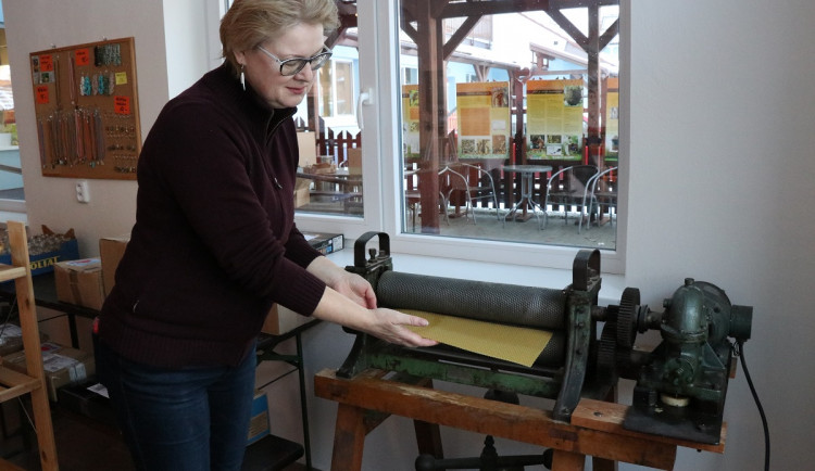 Daniela Koplová u lisu.