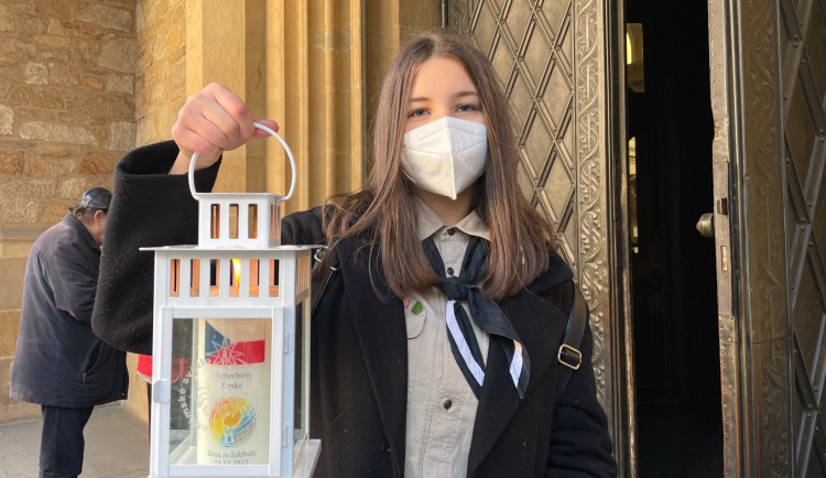 Skauti přivezli do Česka Betlémské světlo. V Brně plamínek vítal biskup