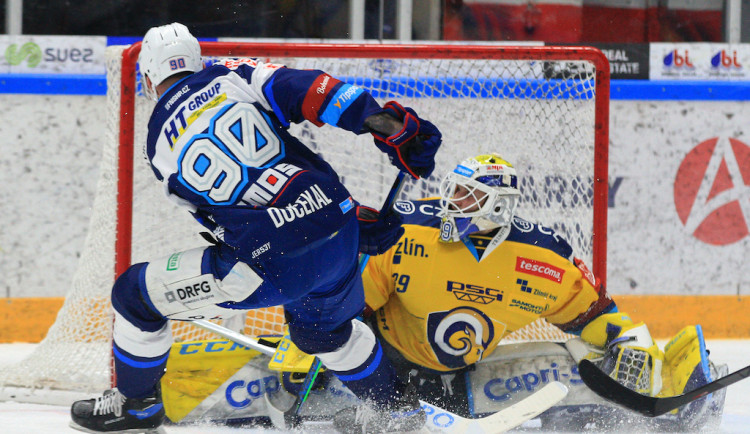 Brněnský Dočekal v souboji s brankářem Kašíkem