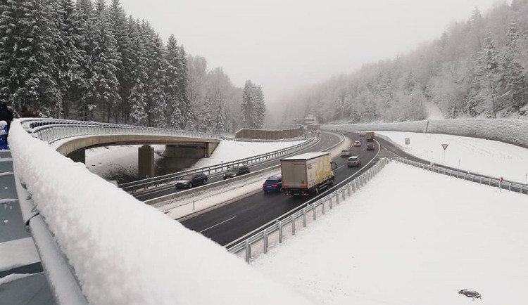 První problémy na Rádelském mlýně. Řidiči vjíždějí na most v protisměru