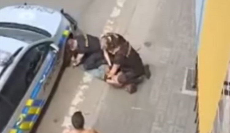 Zástupkyně ombudsmana: Policisté, kteří zaklekli v Teplicích Roma, chybovali