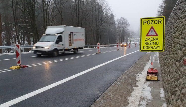 Na Rádelském mlýnu přibylo dopravní značení. Má zabránit časté jízdě v protisměru