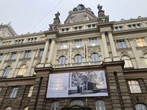 Na Brno shlíží Havel. Obří fotografie má připomínat prezidentův odkaz