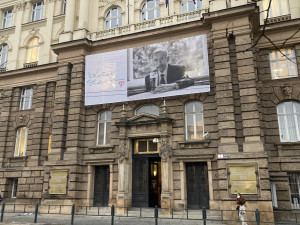Na Brno shlíží Havel. Obří fotografie má připomínat prezidentův odkaz