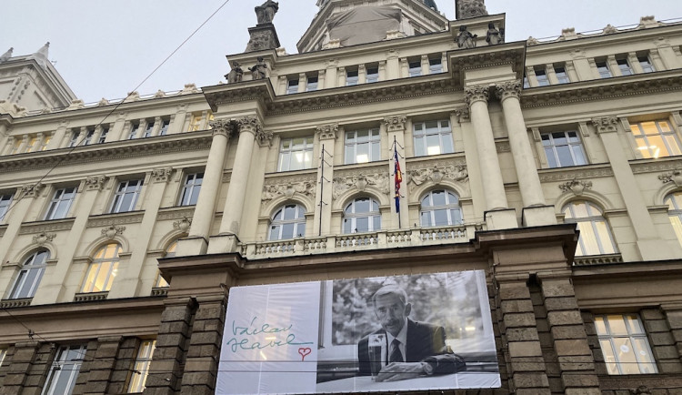 Na Brno shlíží Havel. Obří fotografie má připomínat prezidentův odkaz