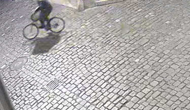 Zloděj bral vše, na co přišel. Padesátilitrový sud i igelitky plné jídla převážel na kole