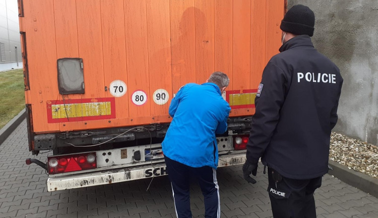 Policisté odhalili šestici cizinců. Schovávali se v kamionu