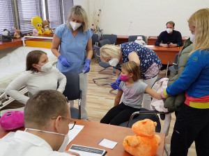 V Brně začalo očkování dětí. Zájem byl obrovský