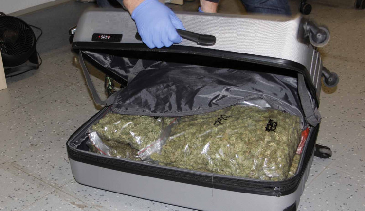 Kufr uschovaný na brněnském nádraží.