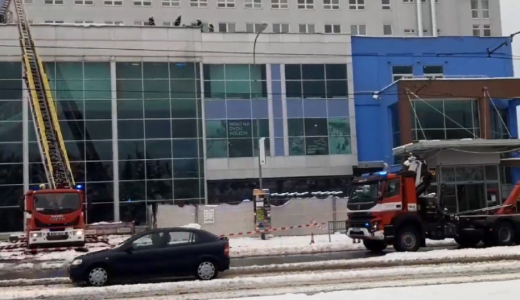 Poškozená střecha muzea.