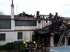 Dům na Brněnsku zničily plameny. Hasiči požár likvidovali sedm hodin