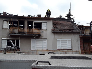 Dům na Brněnsku zničily plameny. Hasiči požár likvidovali sedm hodin