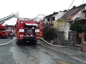 Dům na Brněnsku zničily plameny. Hasiči požár likvidovali sedm hodin