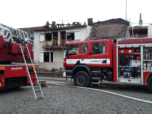 Dům na Brněnsku zničily plameny. Hasiči požár likvidovali sedm hodin