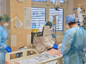 Nejtěžším pacientům s koronavirem v Brně pomáhá laser