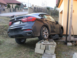 Muž na Brněnsku nezvládl zaparkovat. Po půl litru vína převrátil auto přes střechu