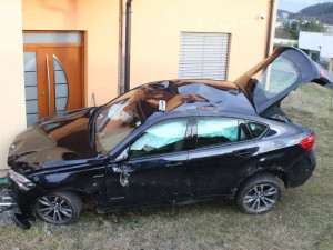 Opilý muž na Brněnsku nezvládl zaparkovat. Auto převrátil přes střechu