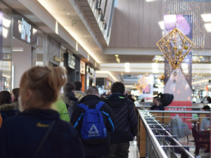 Brňané berou útokem obchodní centra, narychlo shánějí dárky, potraviny i vakcínu