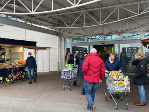 Brňané berou útokem obchodní centra, narychlo shánějí dárky, potraviny i vakcínu