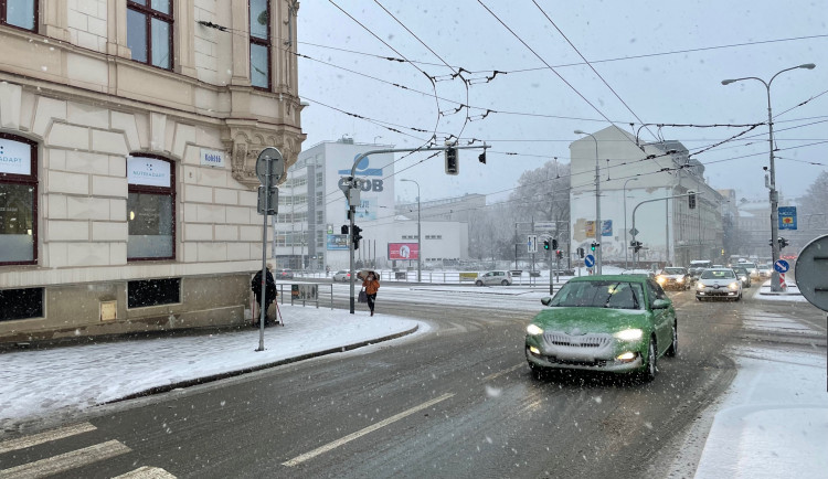 Jižní Morava hlásí problémy na silnicích. Dopravu komplikuje déšť se sněhem i ledovka