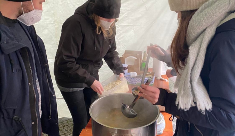 V Brně zvou bezdomovce na vánoční oběd, podává se svíčková a vývar 