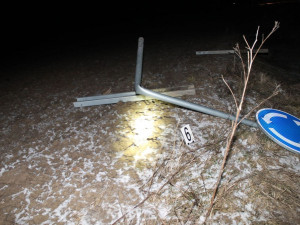 Opilí řidiči na jižní Moravě přehlídli kruhové objezdy