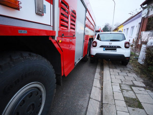 Hasiči testovali průjezdnost ulic. Zásahové vozy blokovala zastavila zaparkovaná auta