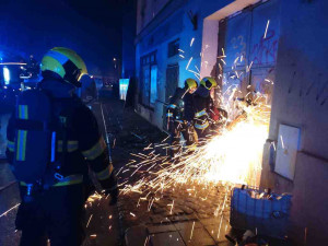 Hasiči na Nový rok likvidovali požár v Brně. Do budovy vnikli násilím