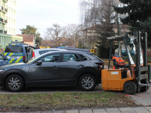 Opilý cizinec na Brněnsku neovládl vysokozdvižný vozík a narazil do auta