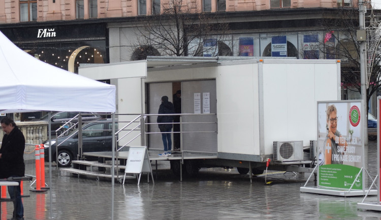 Místo vánočních stánků vakcinační kamion. Neziskovka očkuje na náměstí v Brně
