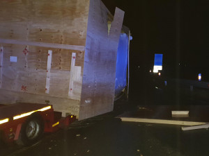 Dopravu na Brněnsku zablokoval kamion s nadrozměrným nákladem