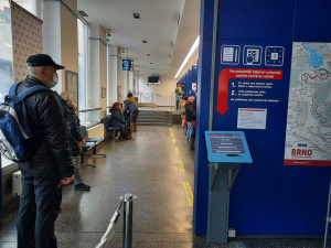 V Brně definitivně odzvonilo papírovým šalinkartám. Lidé si je mění za elektronické