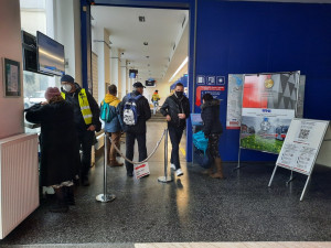 V Brně definitivně odzvonilo papírovým šalinkartám. Lidé si je mění za elektronické