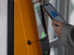 V Brně definitivně odzvonilo papírovým šalinkartám. Lidé si je mění za elektronické