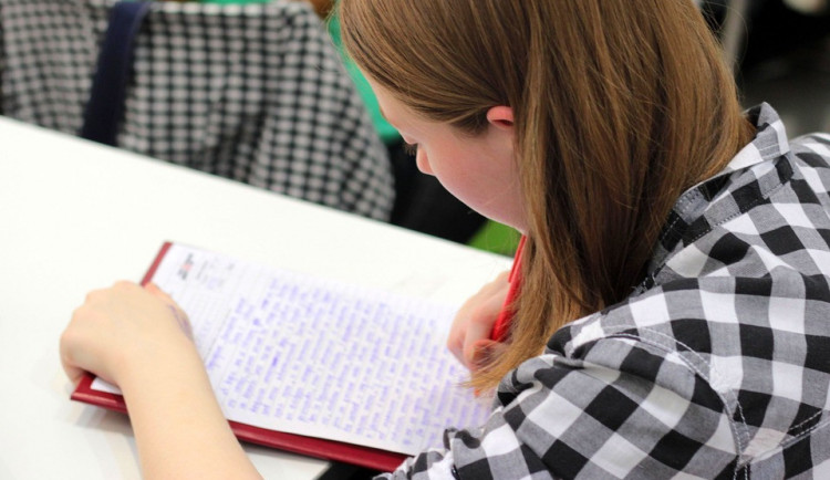 Maturantům se od letoška prodlouží čas na napsání didaktických testů