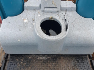 Vandal na Brněnsku naštval dělníky, zničil jim mobilní toaletu