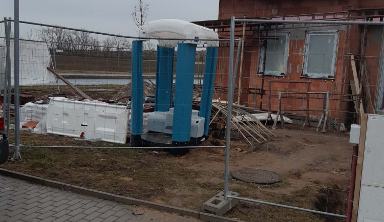 Vandal na Brněnsku naštval dělníky, rozložil jim mobilní toaletu