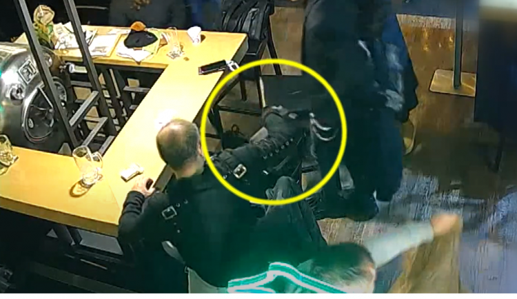 Hledaný muž se zavazadlem.