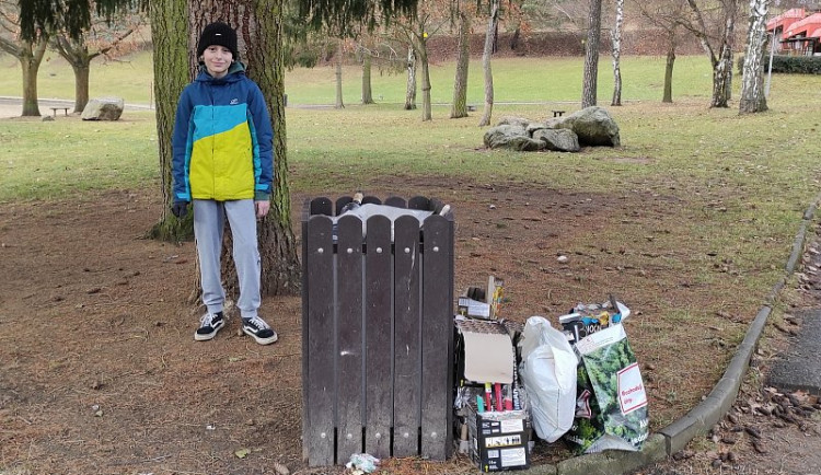 Pavel při úklidu na Palavě.