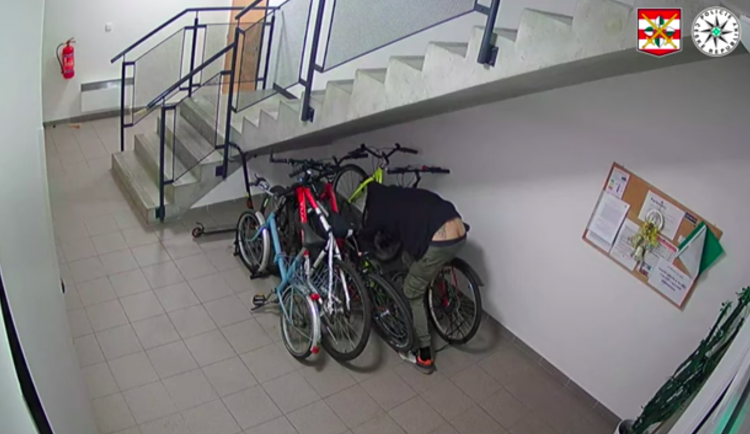 V Brně krade lidem kola muž s potetovanou zadnicí