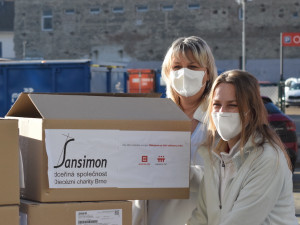 Dojatí zdravotníci z Brna. Za práci v době covidu jim hendikepovaní napekli sladké štoly